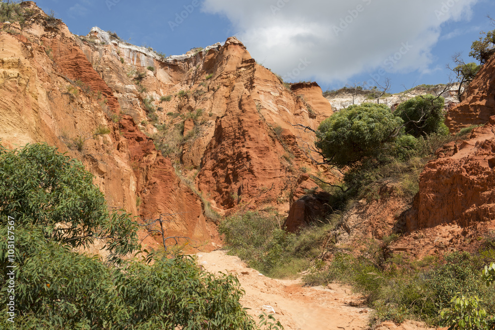 Desierto de rocas y arena rojas y blanca en la costa australiana de Queensland, 
