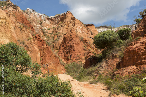 Desierto de rocas y arena rojas y blanca en la costa australiana de Queensland, 