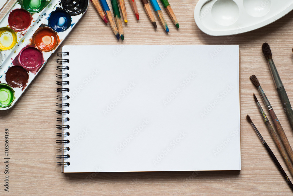 Naklejka premium drawing tools on a desk