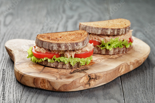 Fotografie rye bread sandwich with tuna and vegetables