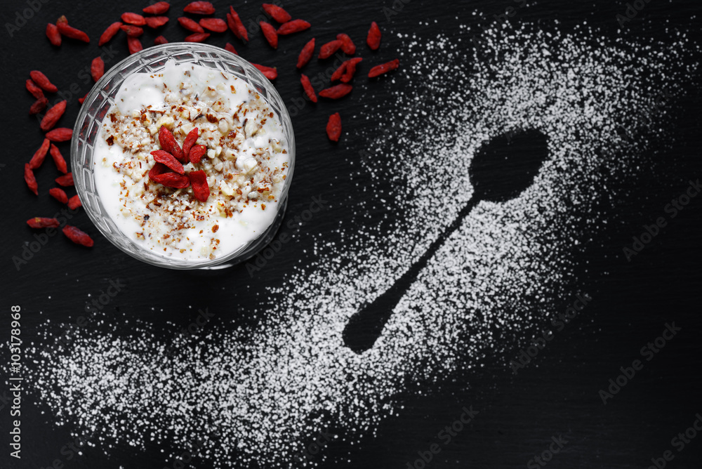 yogurt con bacche di goji e granella di nocciole Stock Photo | Adobe Stock