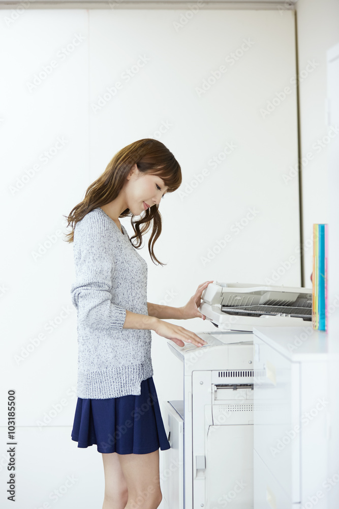 オフィスで働く女性 オフィスで働く女性