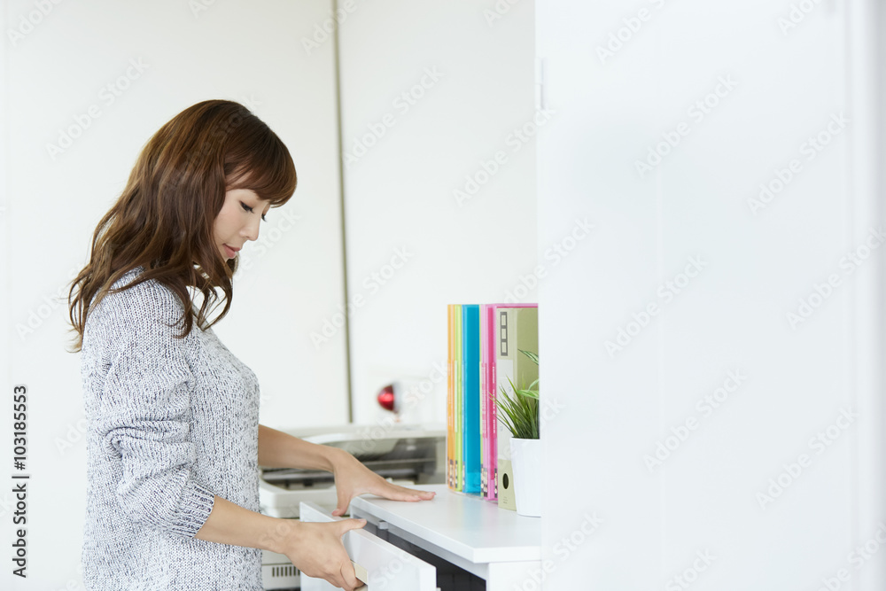 オフィスで働く女性