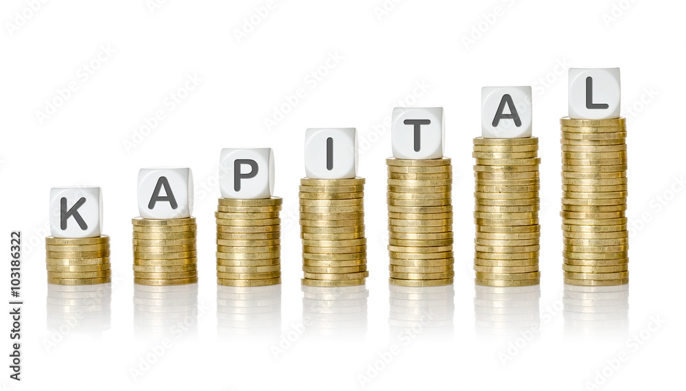 Münzstapel mit Buchstabenwürfeln - Kapital