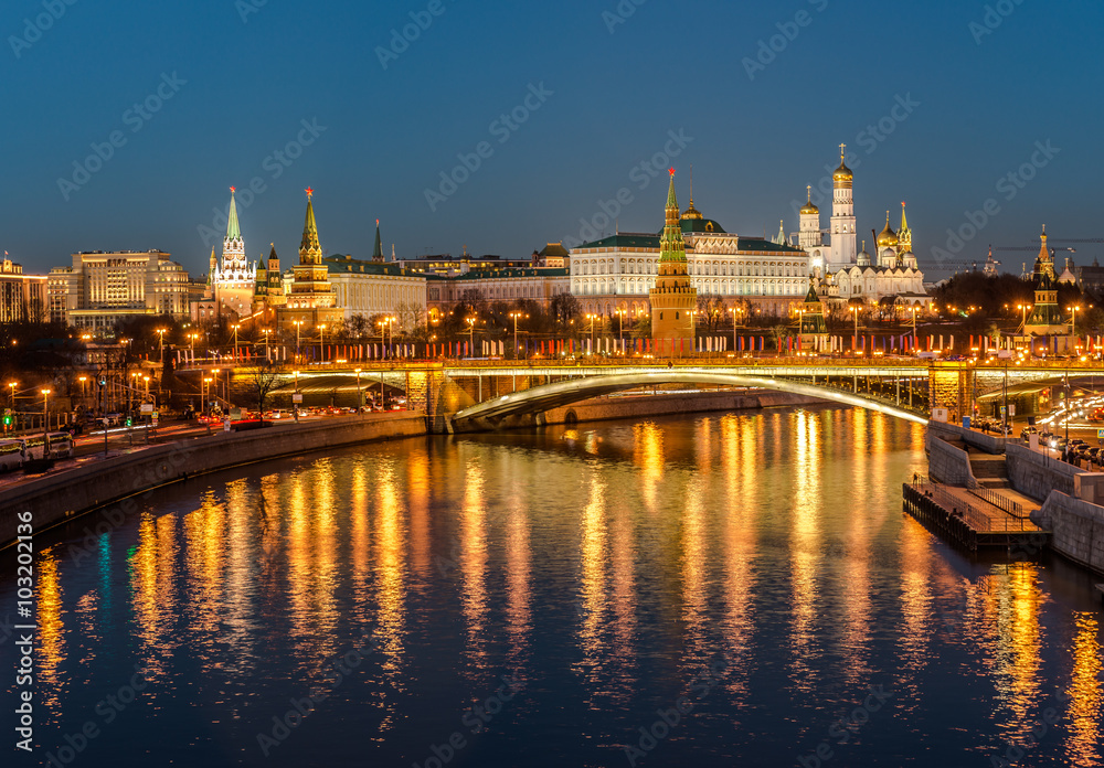 Москва, Россия. Ночной вид на Кремль и Большой Каменный мост с Патриаршего моста.