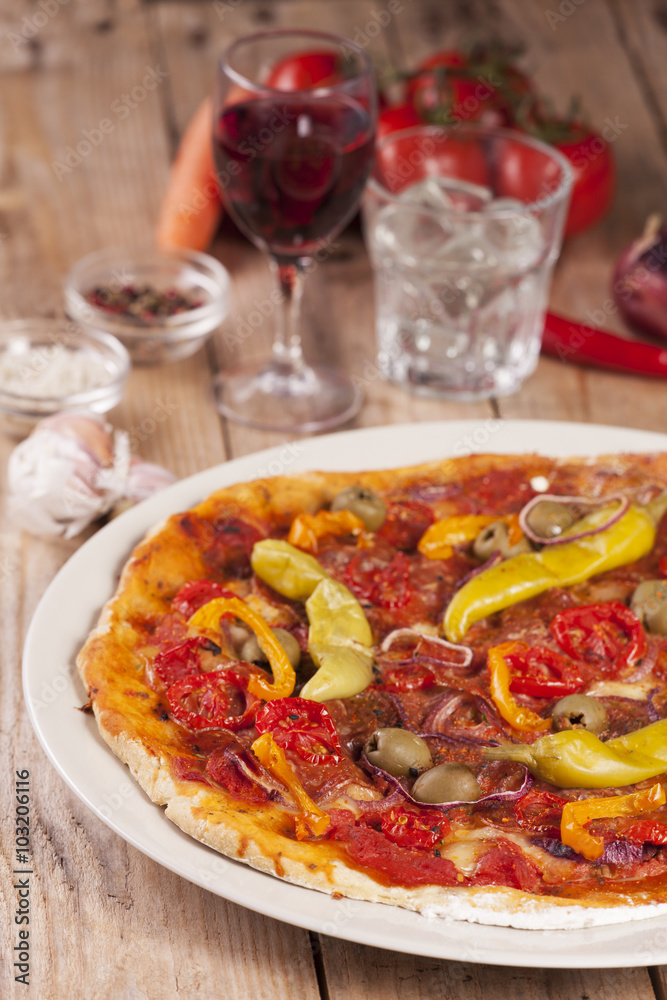 Detail einer Pizza mit peperoni Detail einer Pizza mit peperoni