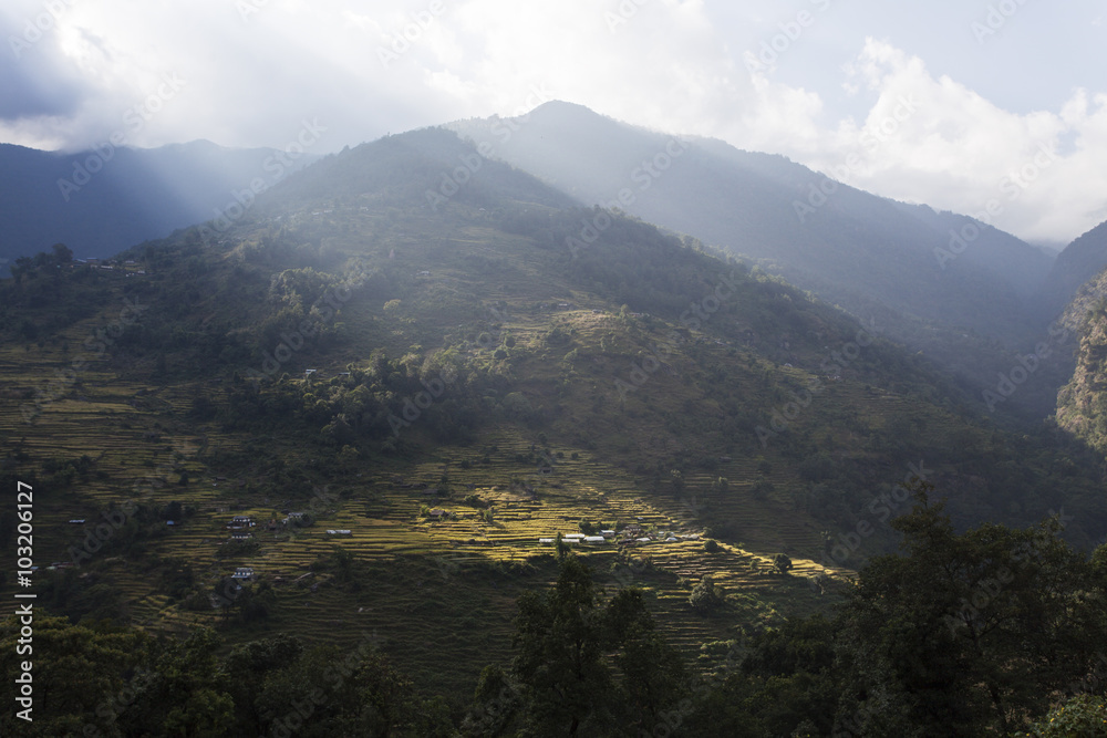 Landschaft in Nepal in der Abenddämmerung