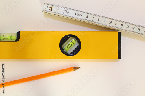 Livella con metro e matita