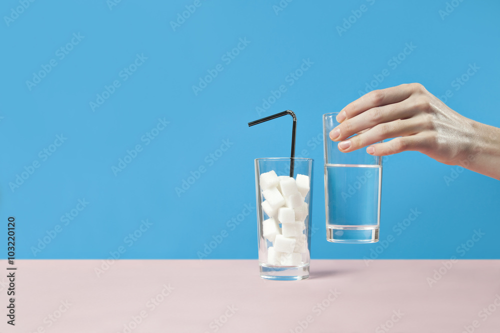 Φωτογραφία Glass of pure water against sugar, diabetes disease, sweet addiction, hand take