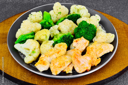 Dietary food: cauliflower, broccoli and chicken.