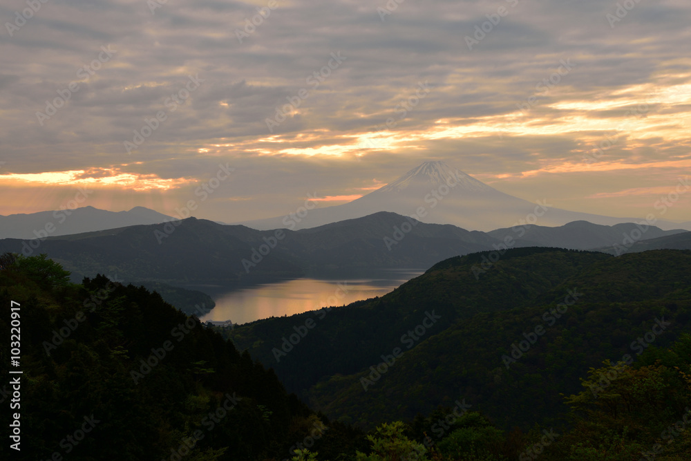 夕暮れの富士山と芦ノ湖