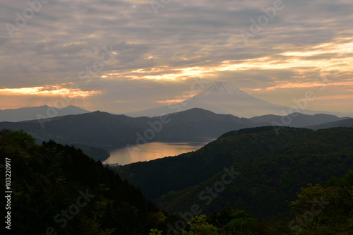 Fototapeta Naklejka Na Ścianę i Meble -  夕暮れの富士山と芦ノ湖