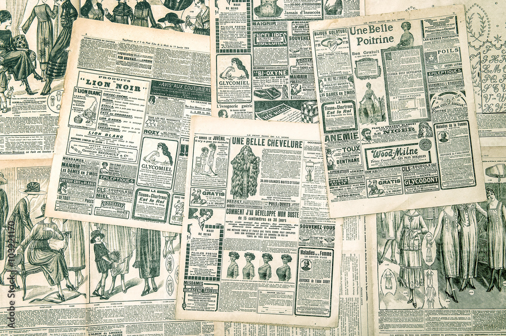 Fototapeta premium Strony gazet z reklamami antykami. Magazyn modowy
