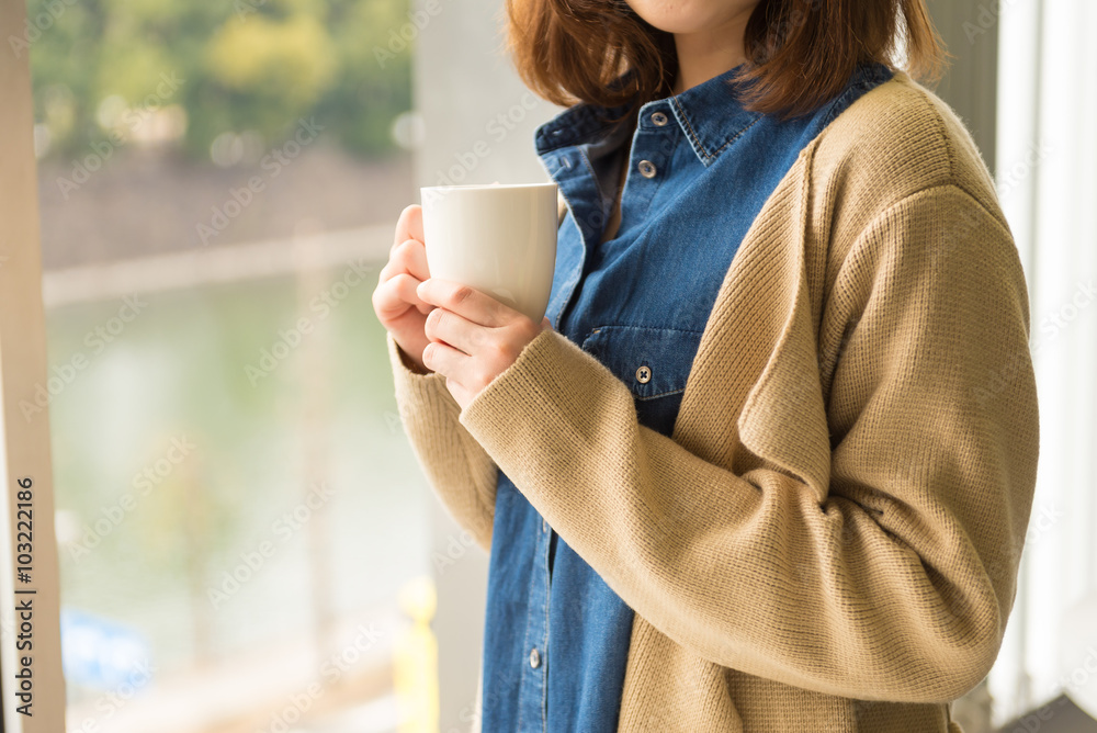 コーヒーカップを持つ代女性 Stock 写真 Adobe Stock
