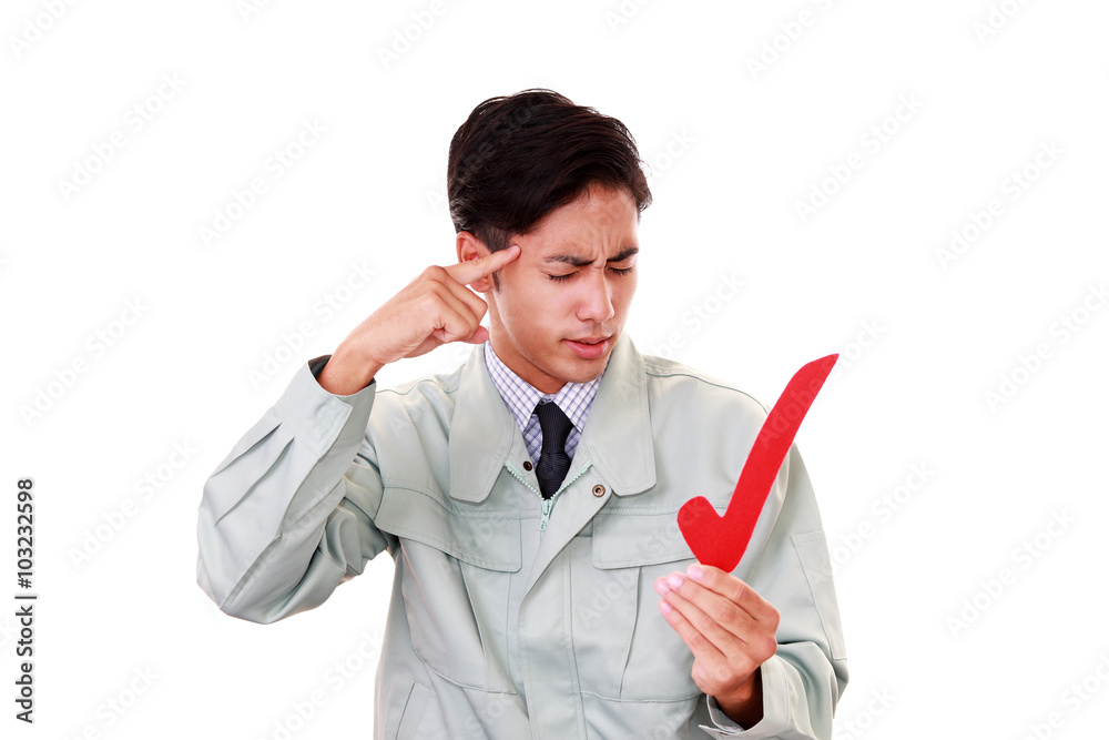 レ点のマークを持つ男性