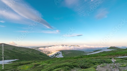 白雲岳避難小屋から望む朝のトムラウシ山と雲海のタイムラプス