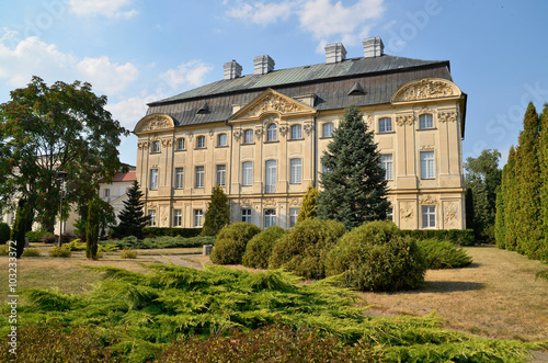 Pałac biskupi w Ciążeniu. Obecnie filia Biblioteki Głównej Uniwersytetu Adama Mickiewicza w Poznaniu oraz Dom Pracy Twórczej.