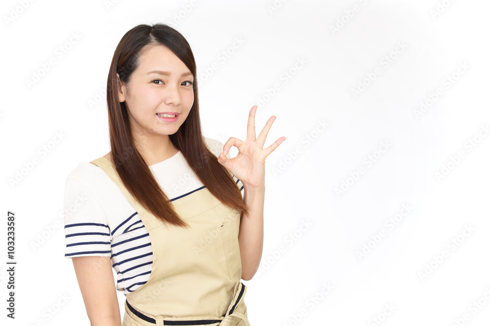 エプロンを着た笑顔の主婦