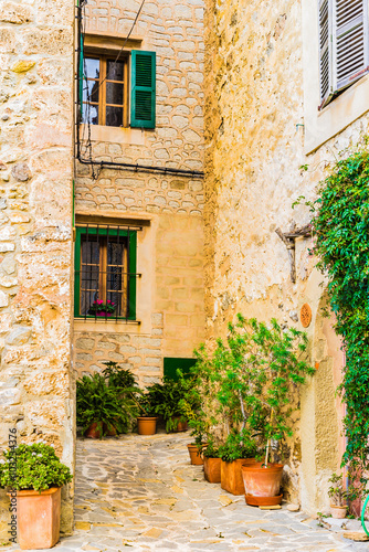 Innenhof Mediterran Häuser mit Stein Fassaden © vulcanus