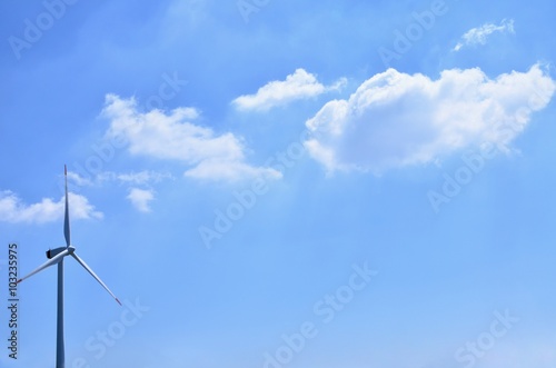 風力発電の風車　青空背景 © tamayura39