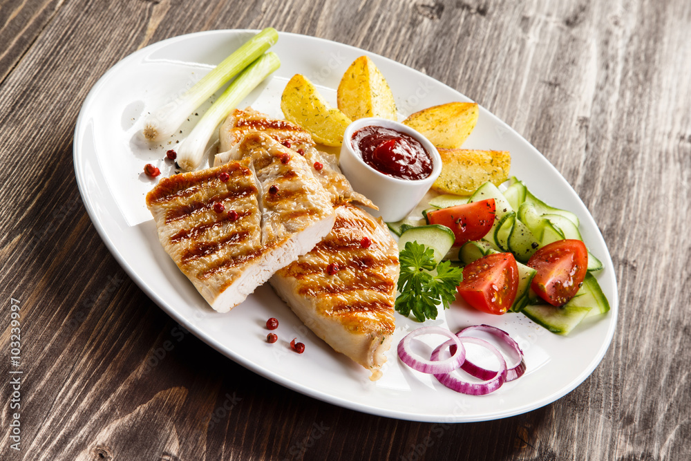 Grilled chicken fillets and vegetables