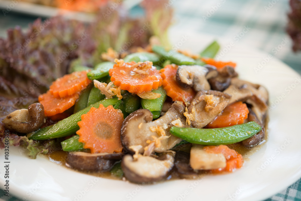 fried mushrooms Non-toxic with vegetables นrganic fried mushrooms Non-toxic with vegetables นrganic