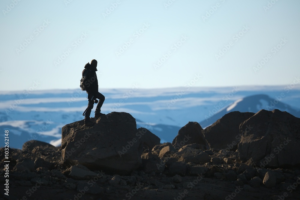 Obraz premium Standing on a cliff