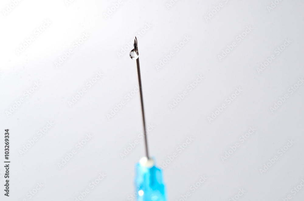 syringe needle / syringe needle with a drop of medication syringe needle / syringe needle with a drop of medication