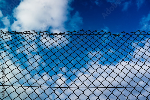 grillage fermer clôture accès interdit liberté enfermé rempart © shocky