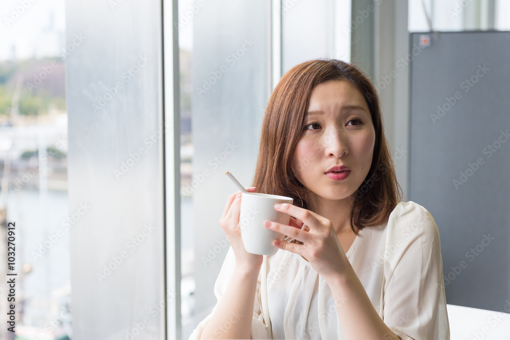 タバコを吸う女性 Stock 写真 Adobe Stock