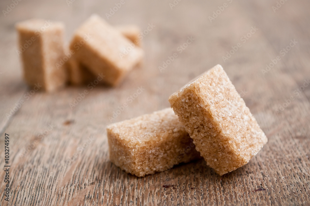 sucre de canne en morceaux sur table en bois