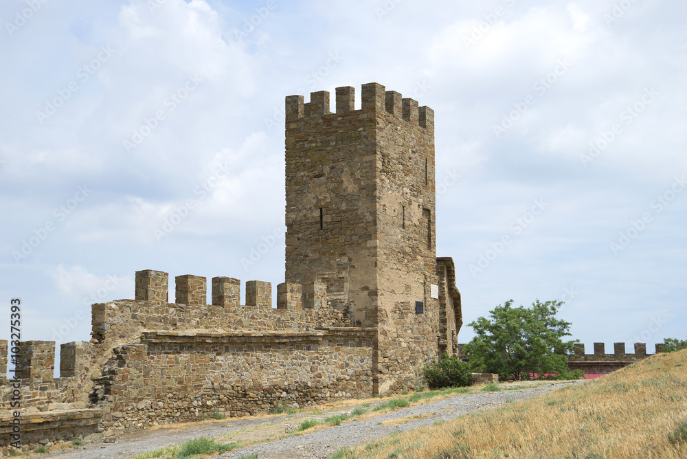 Башня Коррадо Чикало облачным днем. Генуэзская крепость в Судаке, Крым