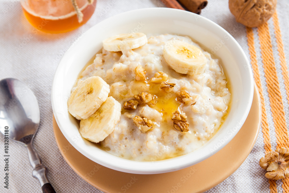 oatmeal porridge with banana, nuts and honey