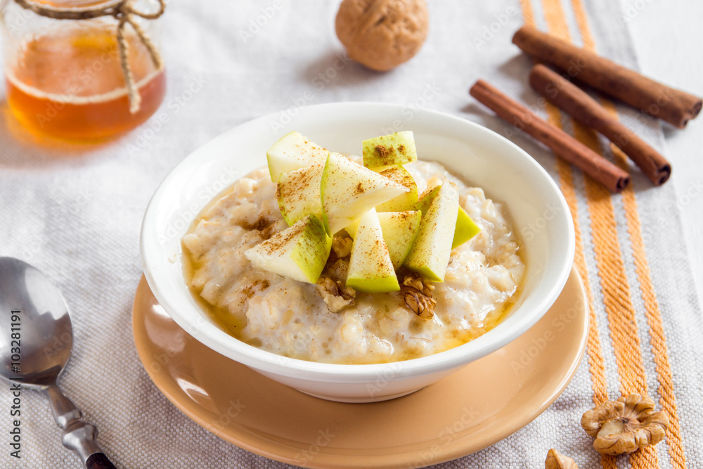 oatmeal porridge with apples and cinnamon