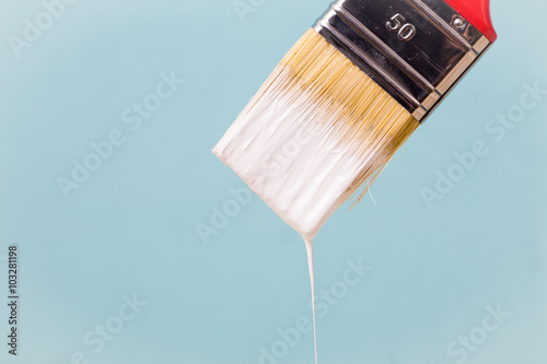 Farbpinsel mit Farbtopf