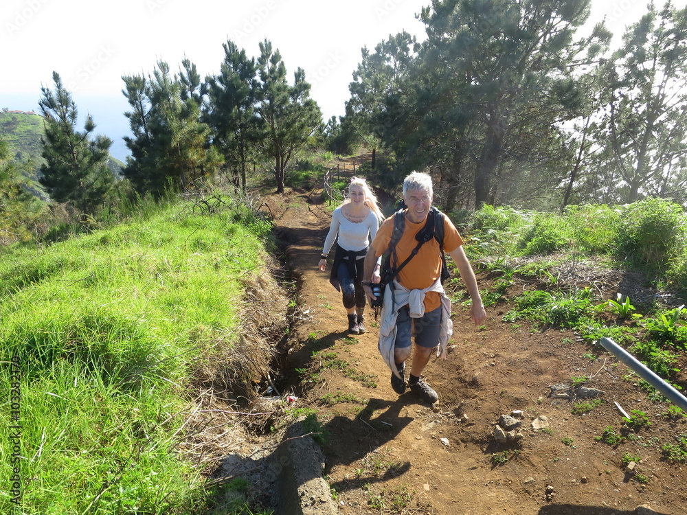 Wanderung an der Levada de Calheta von Prazeres nach Raposeira Wanderung an der Levada de Calheta von Prazeres nach Raposeira