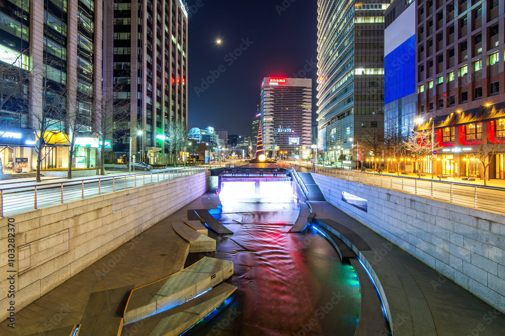 Fototapeta premium Cheonggyecheon Stream at night in Seoul,South Korea.