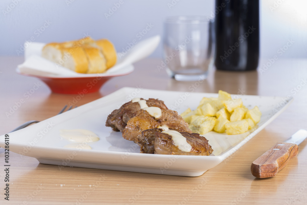 Solomillo de ternera con salsa de queso y patatas fritas. Solomillo de ternera con salsa de queso y patatas fritas.