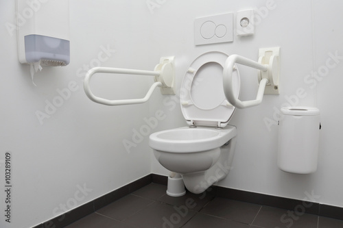 WC personnes handicapées avec barres de soutien photo