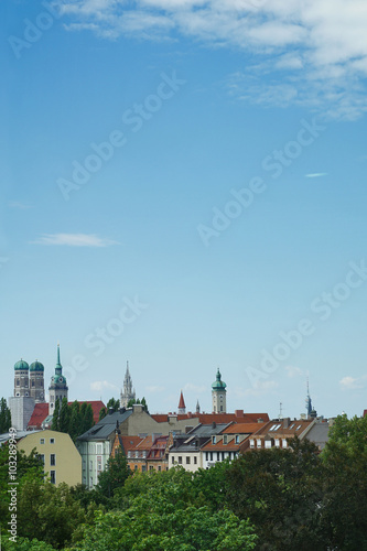 Stadt-Panorama von München mit Frauenkirche und strahlend blauem Himmel