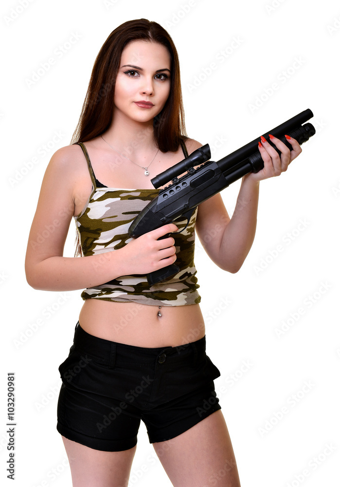 Belle jeune femme soldat avec une arme à feu