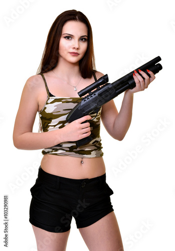Belle jeune femme soldat avec une arme    feu