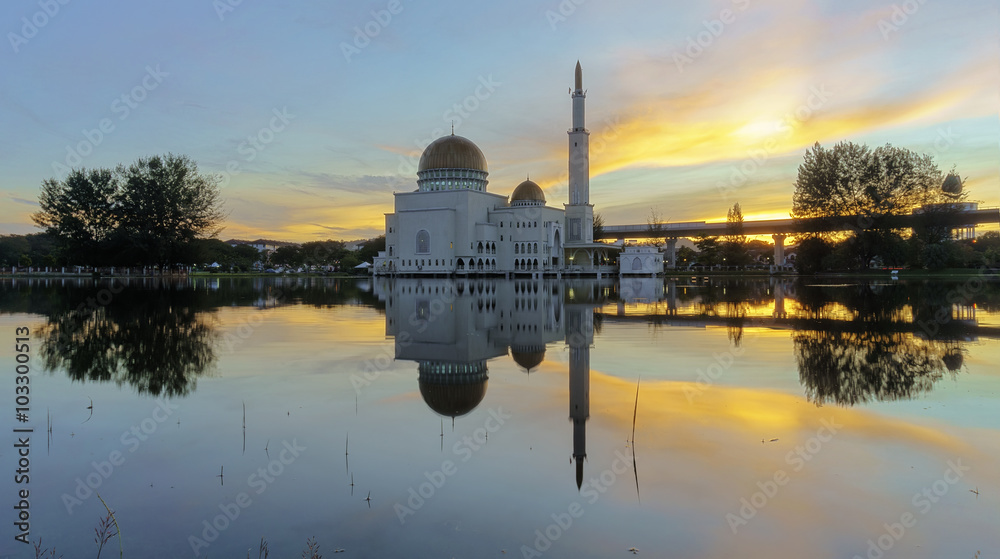 Obraz premium View and reflection of Assalam Mosque with blue skies and white clouds. Image has grain or blurry or noise and soft focus when view at full resolution. (Shallow DOF, slight motion blur)