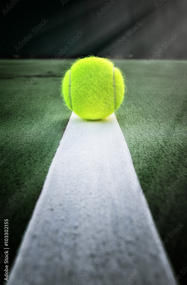 Photographie Tennis ball on tennis court - Acheter-le sur Europosters.fr