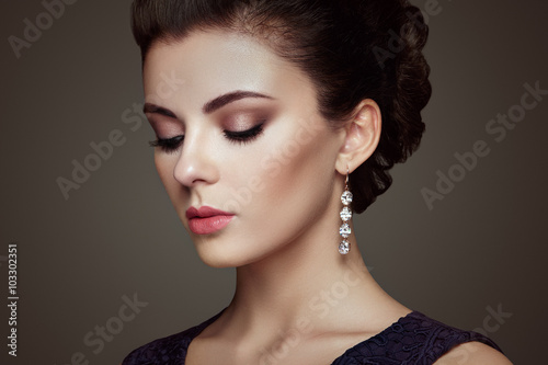 Fashion portrait of young beautiful woman with jewelry Fototapeta