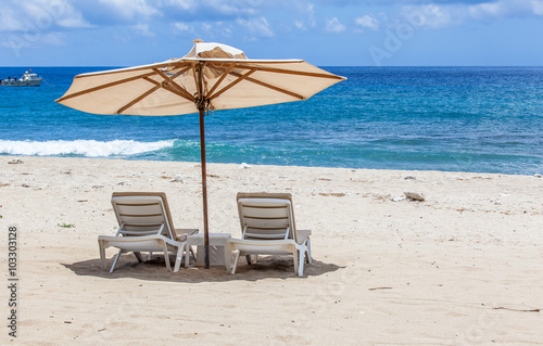 parasol sur plage de Saint-Gilles    le de la R  union