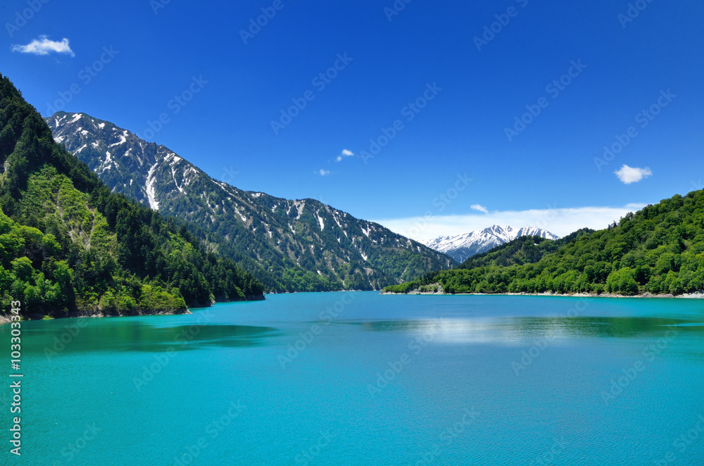 立山黒部アルペンルート　青空と新緑の黒部湖