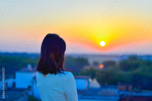 Fototapeta Naklejka Na Ścianę i Meble -  Young woman in rural rooftop enjoy the sunset