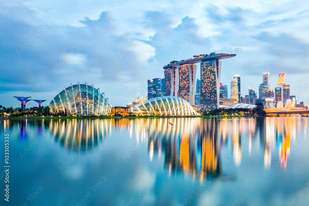 Naklejka premium Singapur Skyline I Widok Marina Bay W Nocy