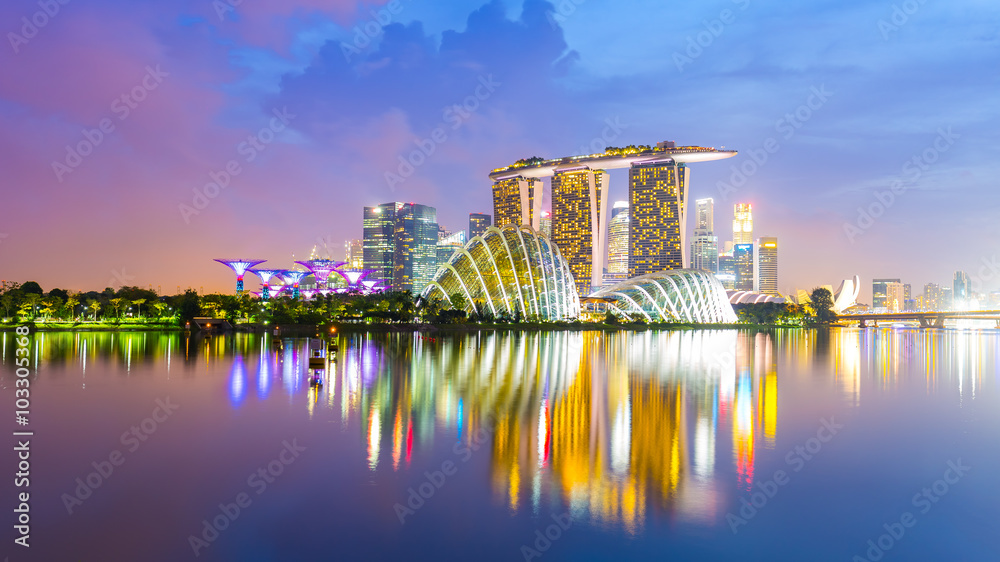 Naklejka premium Panoramiczny widok na panoramę Singapuru